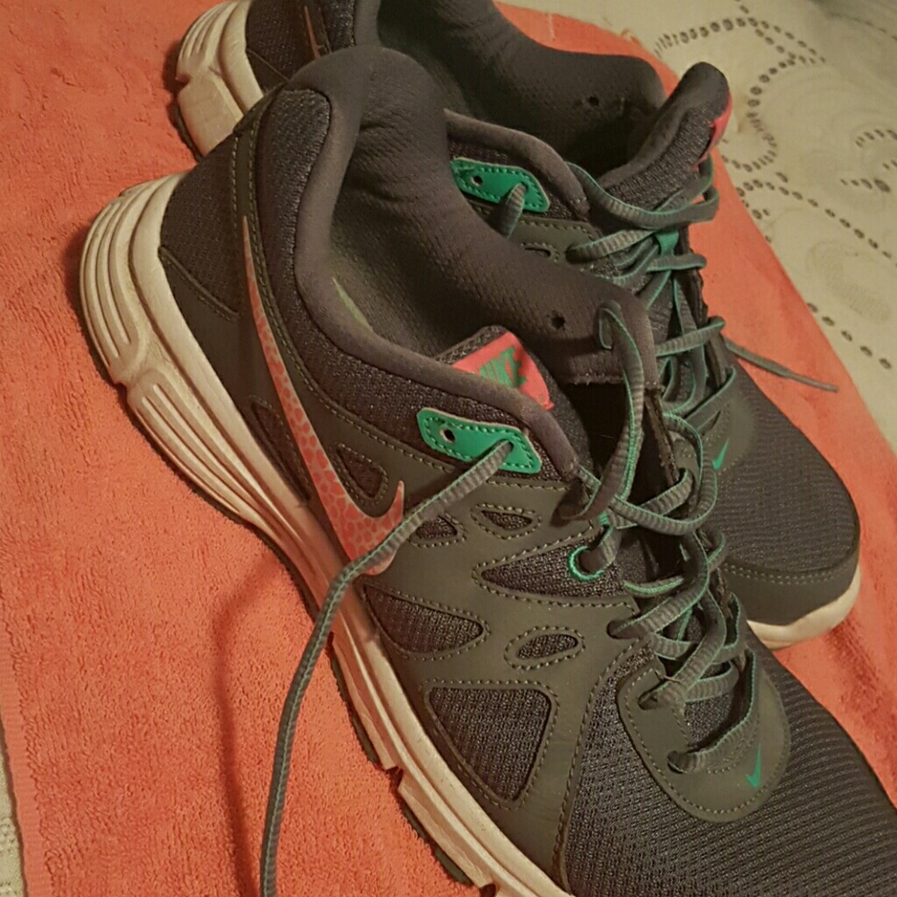 Nike revolution 2
